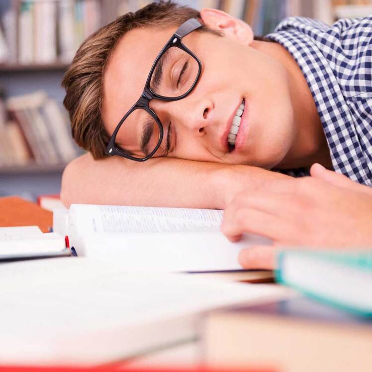 ۲۰ روش موثر برای رفع خواب آلودگی هنگام مطالعه